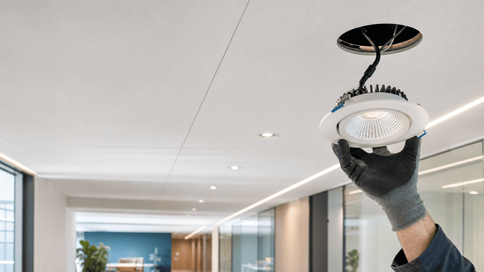 Austausch einer LED-Einbauleuchte in einer modernen Bürodecke
